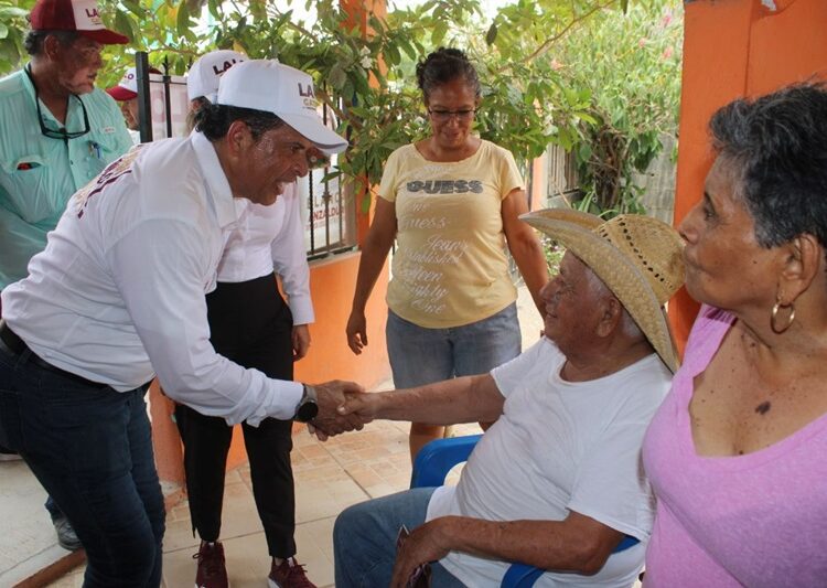 Visita Lalo a obreros y dirigentes de maquiladoras