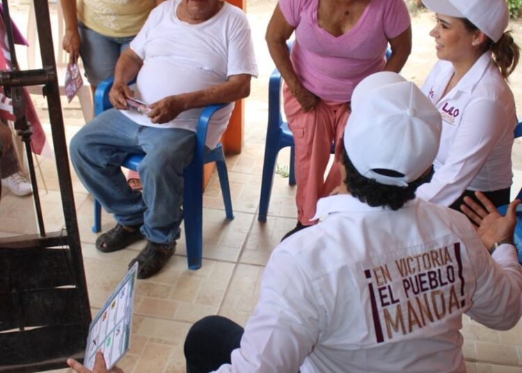 Visita Lalo a obreros y dirigentes de maquiladoras