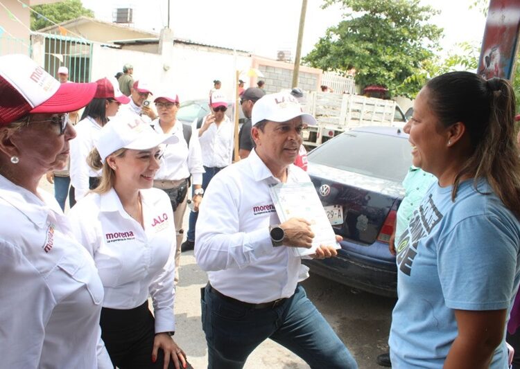 Visita Lalo a obreros y dirigentes de maquiladoras