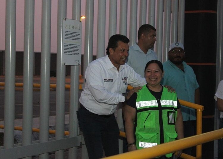 Visita Lalo a obreros y dirigentes de maquiladoras