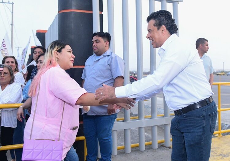 Visita Lalo a obreros y dirigentes de maquiladoras