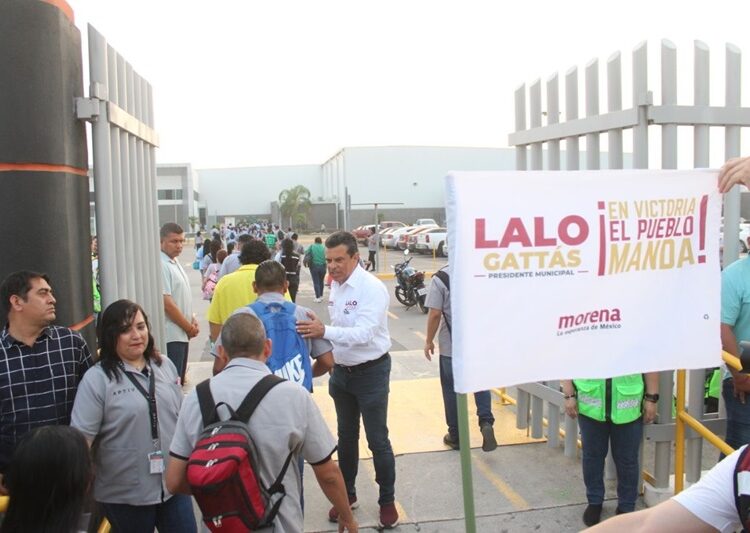 Visita Lalo a obreros y dirigentes de maquiladoras
