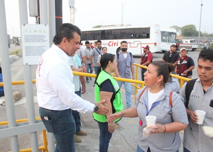 Visita Lalo a obreros y dirigentes de maquiladoras