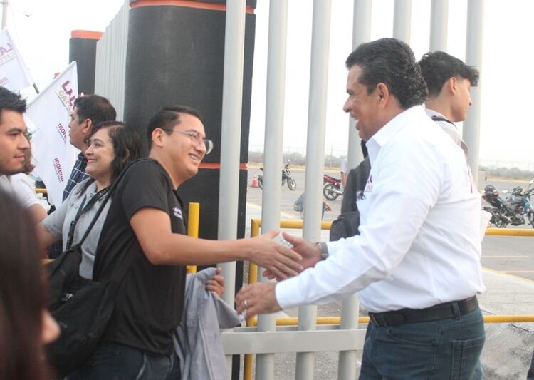 Visita Lalo a obreros y dirigentes de maquiladoras