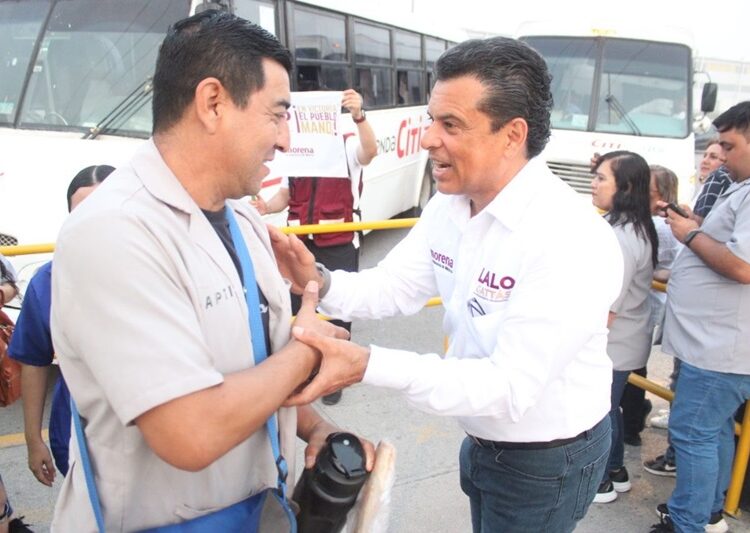 Visita Lalo a obreros y dirigentes de maquiladoras
