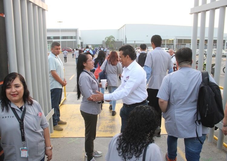 Visita Lalo a obreros y dirigentes de maquiladoras