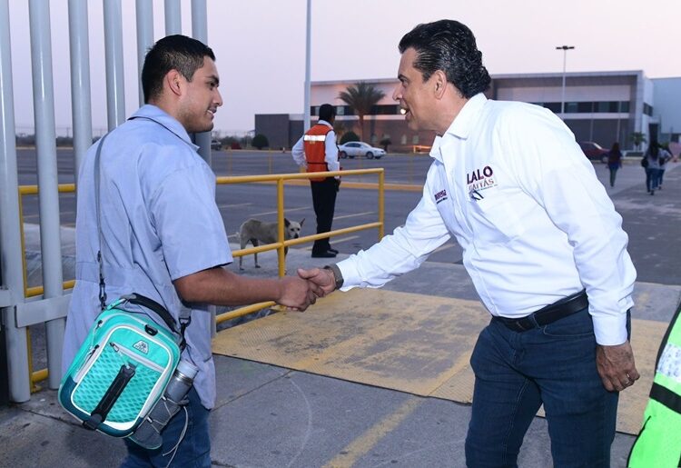 Visita Lalo a obreros y dirigentes de maquiladoras