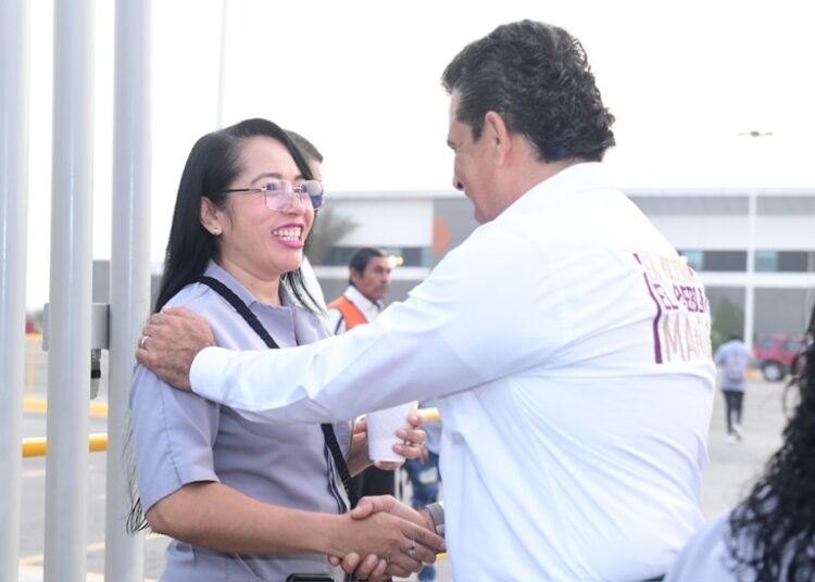 Visita Lalo a obreros y dirigentes de maquiladoras