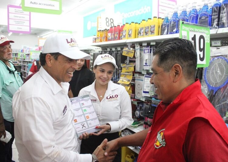 Visita Lalo a obreros y dirigentes de maquiladoras