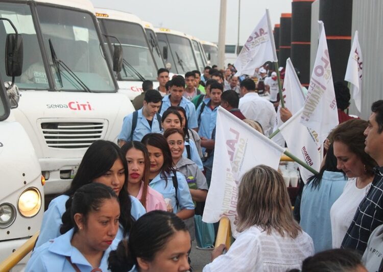 Visita Lalo a obreros y dirigentes de maquiladoras