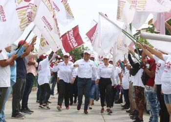 Visita Lalo a obreros y dirigentes de maquiladoras