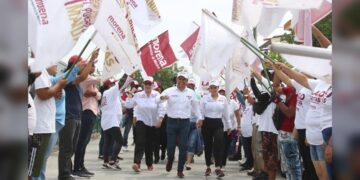 Visita Lalo a obreros y dirigentes de maquiladoras