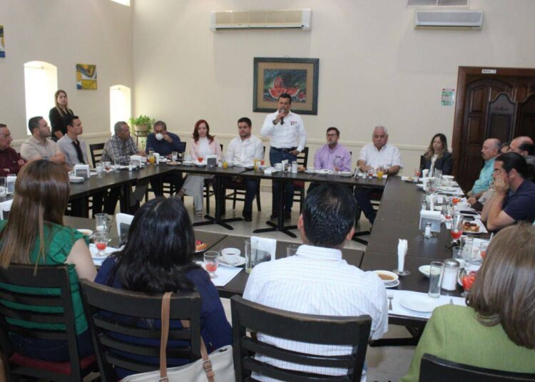 Empresarios y profesionales reiteran confianza a Lalo Gattás