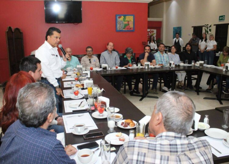 Empresarios y profesionales reiteran confianza a Lalo Gattás