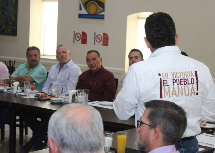 Empresarios y profesionales reiteran confianza a Lalo Gattás