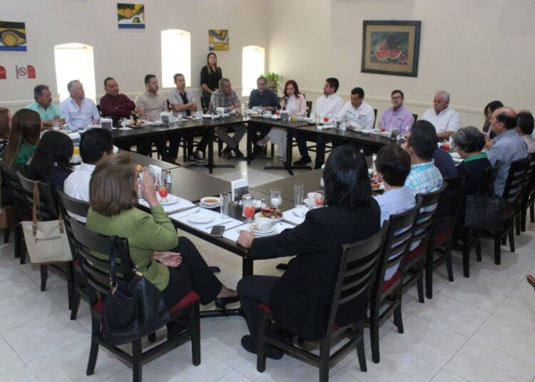 Empresarios y profesionales reiteran confianza a Lalo Gattás