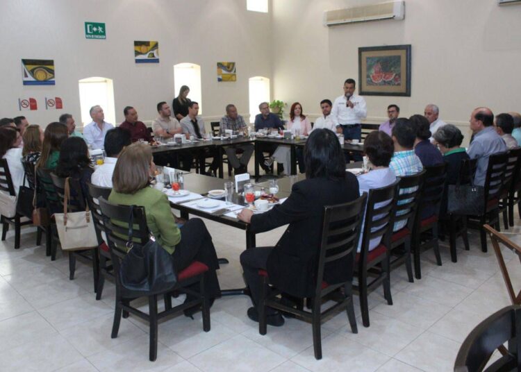 Empresarios y profesionales reiteran confianza a Lalo Gattás