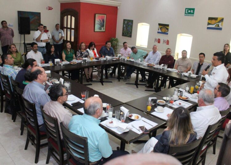 Empresarios y profesionales reiteran confianza a Lalo Gattás