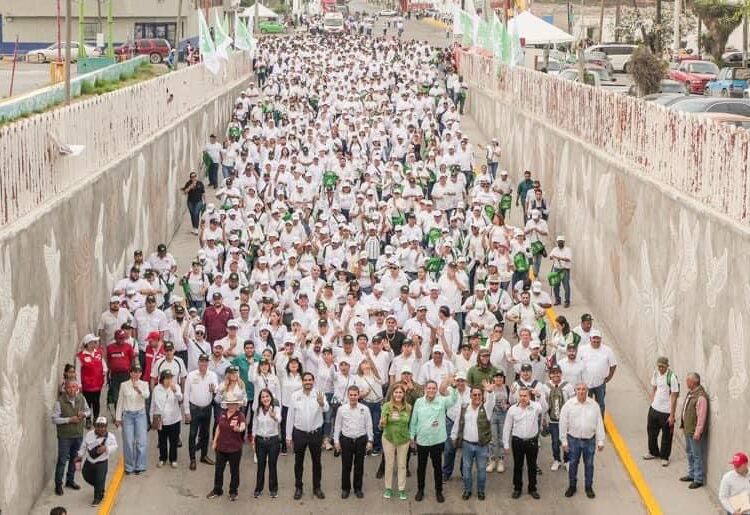 Carlos Peña participó en el desfile del Día del Trabajo