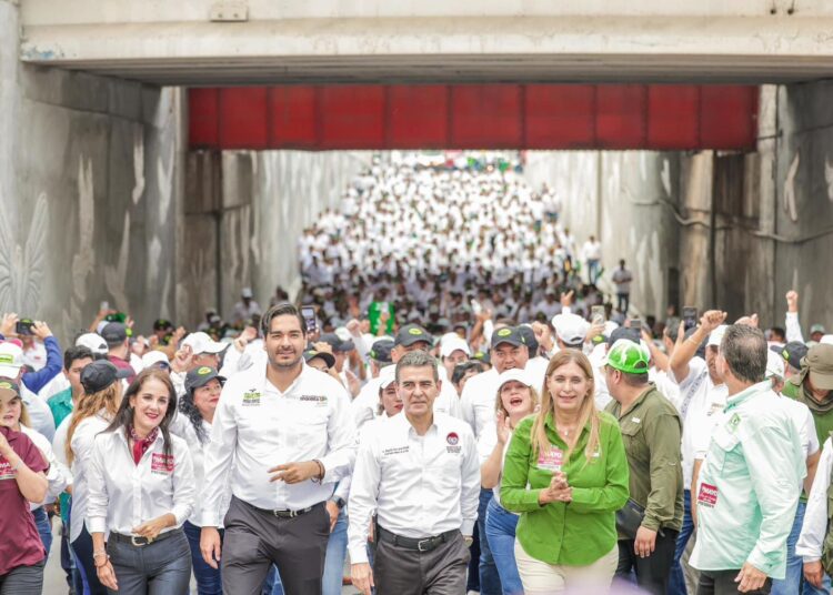 Carlos Peña participó en el desfile del Día del Trabajo