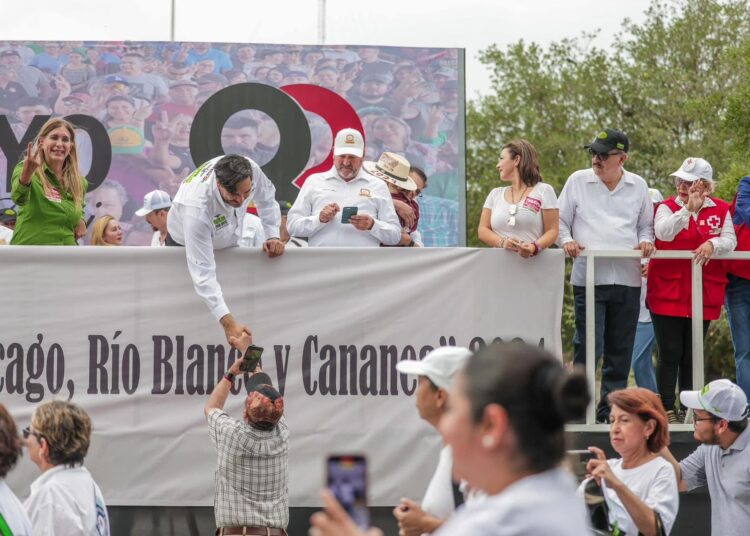 Carlos Peña participó en el desfile del Día del Trabajo