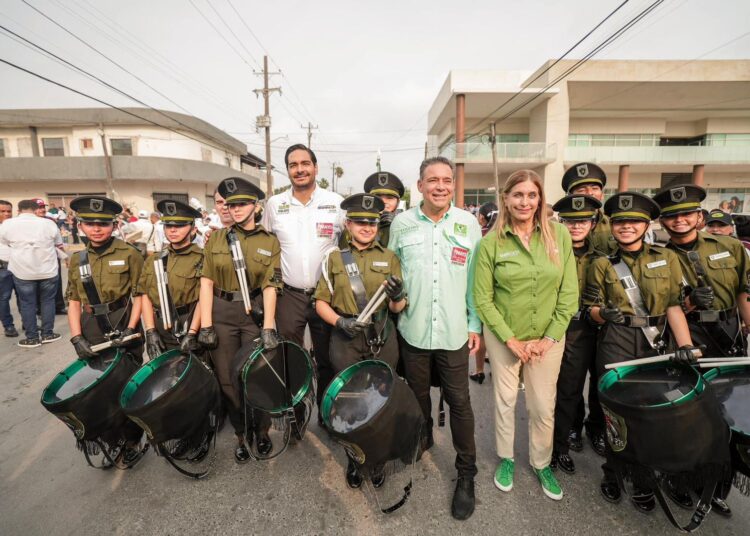 Carlos Peña participó en el desfile del Día del Trabajo