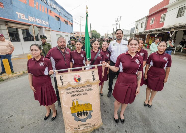 Carlos Peña participó en el desfile del Día del Trabajo