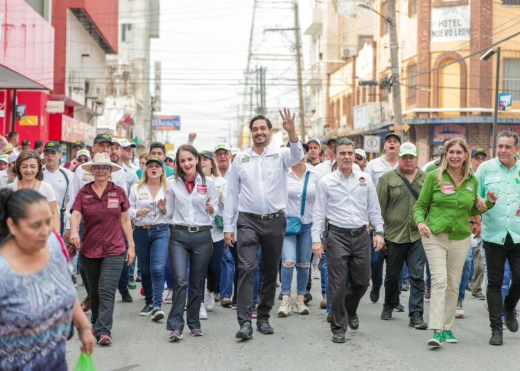 Carlos Peña participó en el desfile del Día del Trabajo