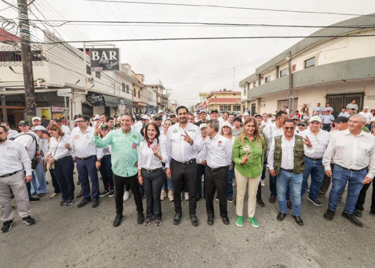 Carlos Peña participó en el desfile del Día del Trabajo