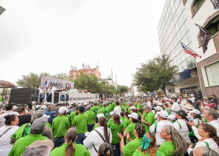 Carlos Peña participó en el desfile del Día del Trabajo