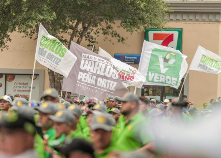 Carlos Peña participó en el desfile del Día del Trabajo