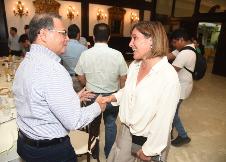 Rosa González presenta su proyecto de gobierno a empresarios