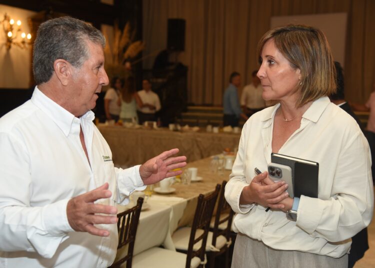 Rosa González presenta su proyecto de gobierno a empresarios