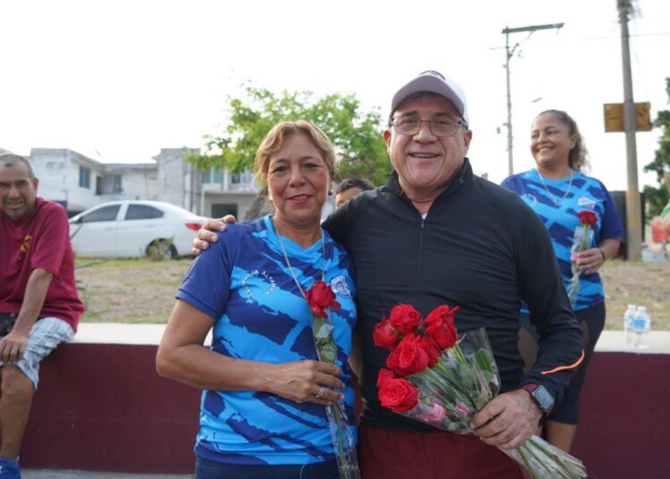 En Altamira, reconoce Armando a las mamás en su día