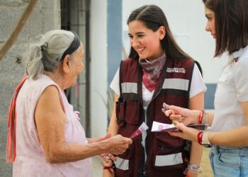 Inicia Katalyna Méndez asambleas con vecinos del Distrito 15