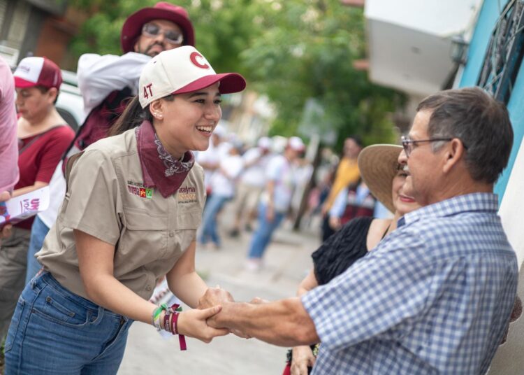 Inicia Katalyna Méndez asambleas con vecinos del Distrito 15