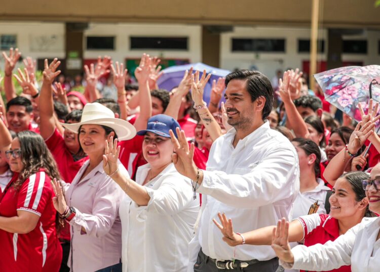 Carlos y Olga Juliana se encuentro con jóvenes en la UT