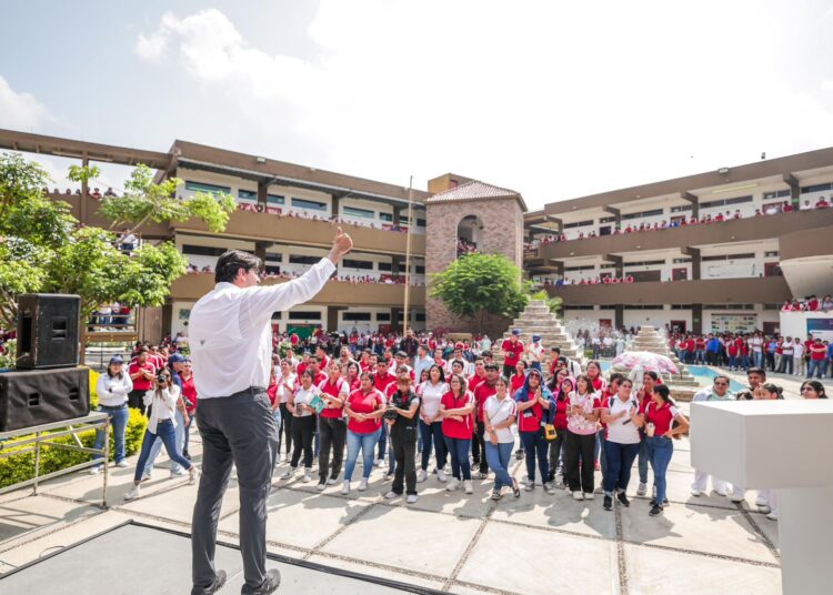 Carlos y Olga Juliana se encuentro con jóvenes en la UT