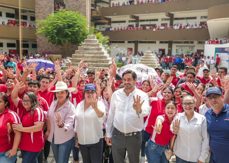 Carlos y Olga Juliana se encuentro con jóvenes en la UT