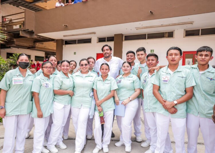 Carlos y Olga Juliana se encuentro con jóvenes en la UT