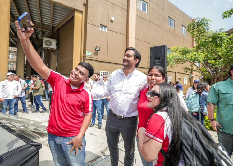 Carlos y Olga Juliana se encuentro con jóvenes en la UT
