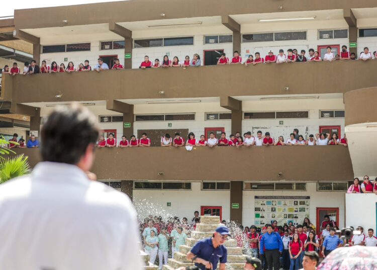 Carlos y Olga Juliana se encuentro con jóvenes en la UT