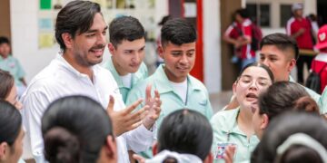 Carlos y Olga Juliana se encuentro con jóvenes en la UT
