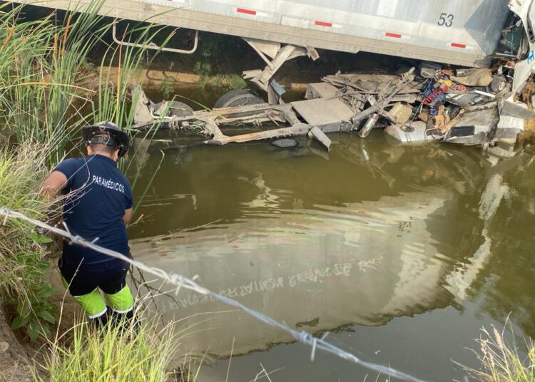 Por presunto problema de salud del operador, tráiler se accidenta en La Gloria-San Fernando