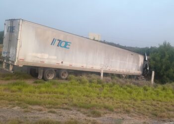 Por presunto problema de salud del operador, tráiler se accidenta en La Gloria-San Fernando