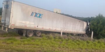 Por presunto problema de salud del operador, tráiler se accidenta en La Gloria-San Fernando