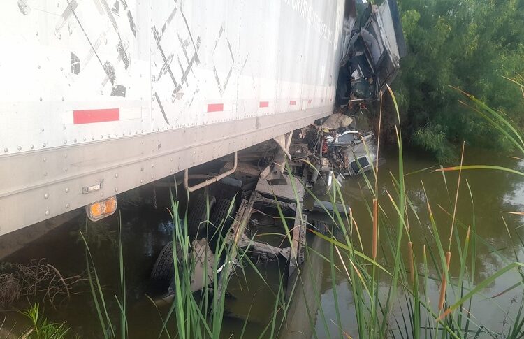 Por presunto problema de salud del operador, tráiler se accidenta en La Gloria-San Fernando