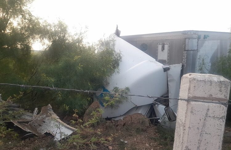 Por presunto problema de salud del operador, tráiler se accidenta en La Gloria-San Fernando
