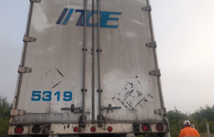 Por presunto problema de salud del operador, tráiler se accidenta en La Gloria-San Fernando