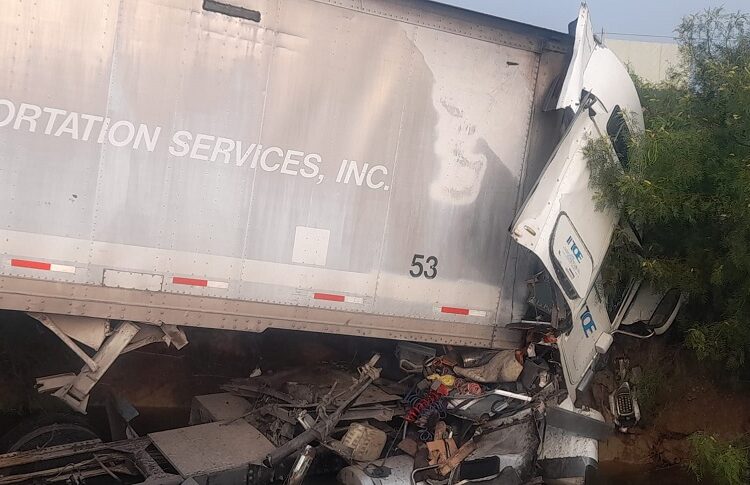 Por presunto problema de salud del operador, tráiler se accidenta en La Gloria-San Fernando